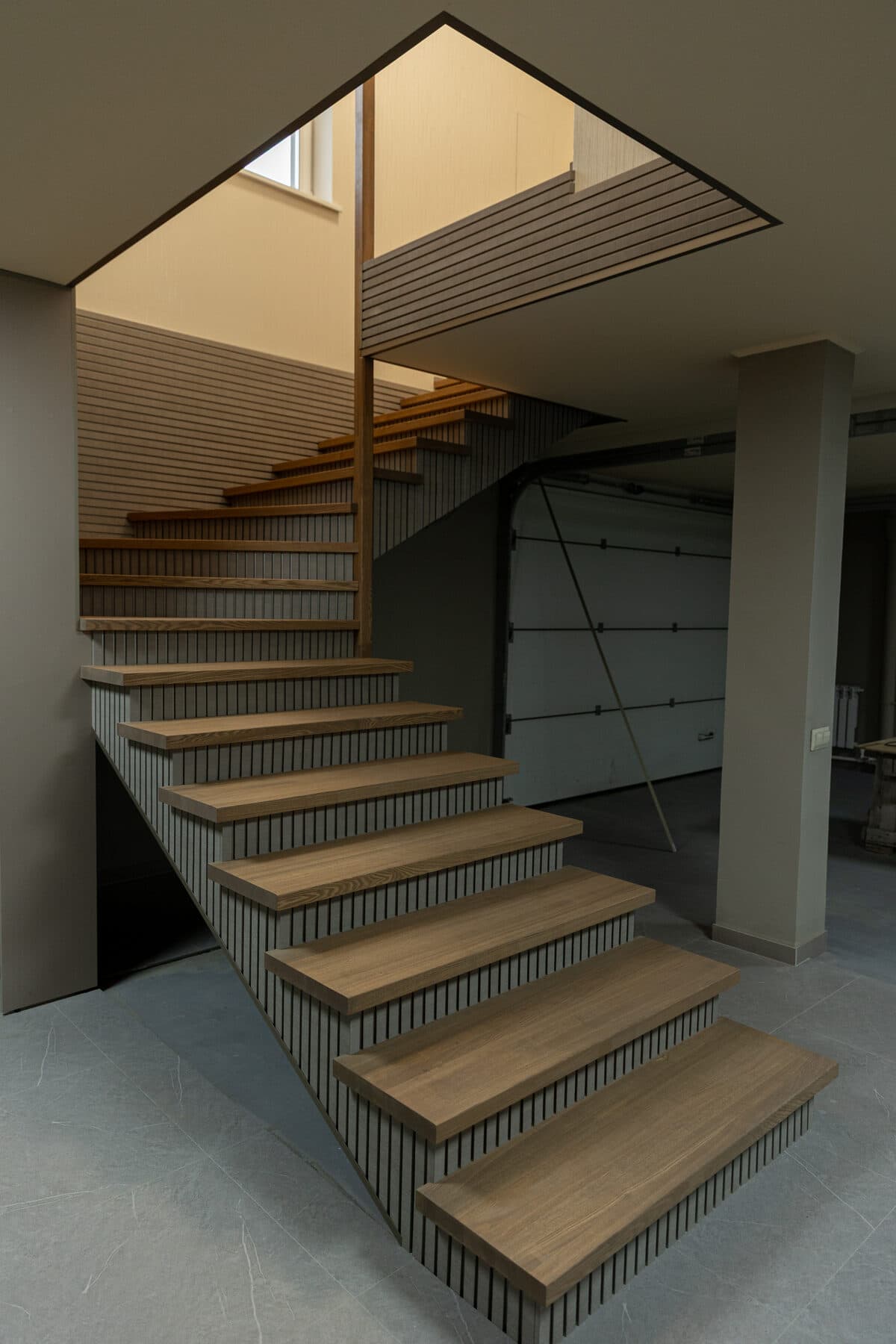 TAMO ash residential stairs — solid radial lamella — image 1