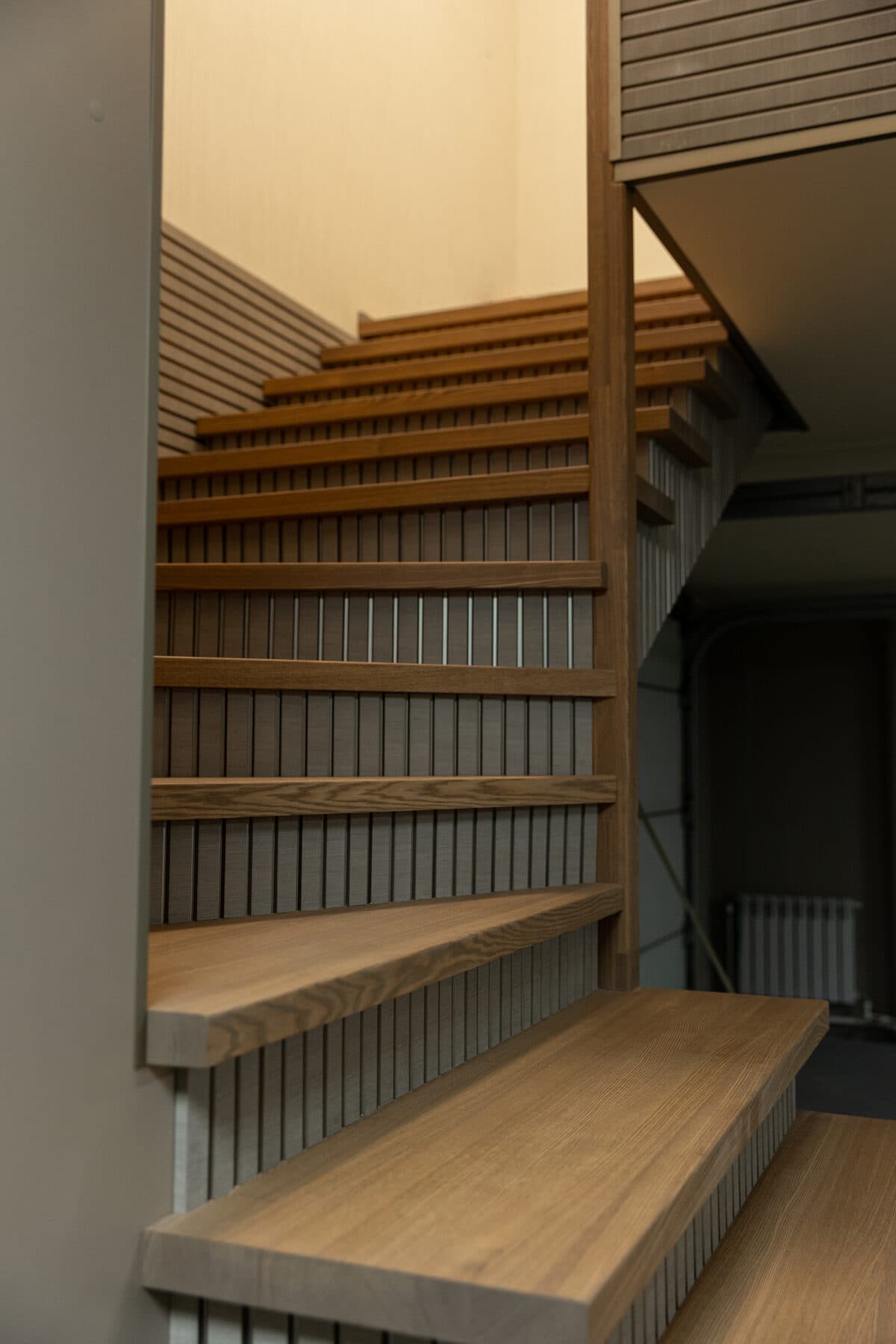 TAMO ash residential stairs — solid radial lamella — image 2