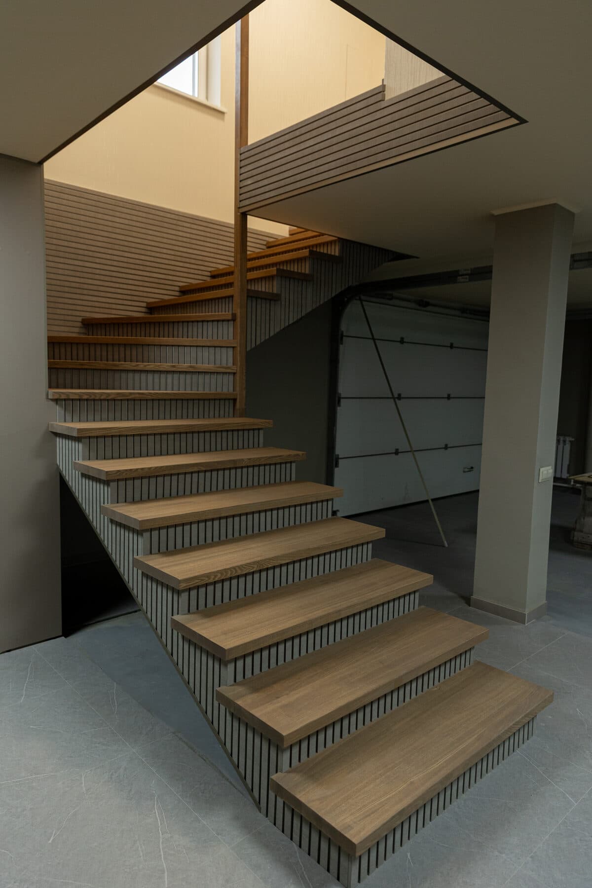 TAMO ash residential stairs — solid radial lamella — image 4